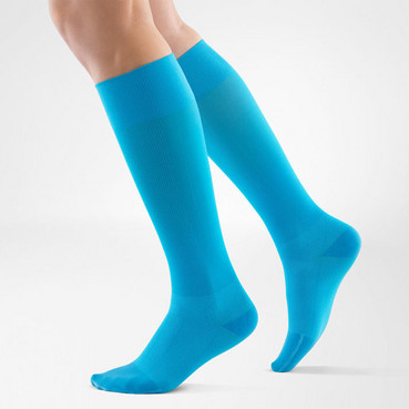 Довгі спортивні компресійні гольфи блакитного кольору Bauerfeind Compression sock Performance® riviera фото