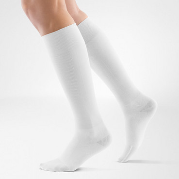 Довгі спортивні компресійні гольфи білого кольору Bauerfeind Compression sock Performance® white фото