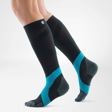 Чорно-блакитні довгі спортивні компресійні гольфи Bauerfeind Compression sock Training® black&blue фото
