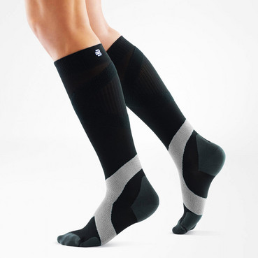 Чорно-білі короткі спортивні компресійні гольфи Bauerfeind Compression sock Training®  black&white фото