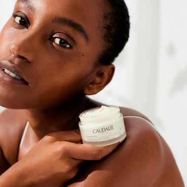 дневной крем для сияния кожи лица caudalie vinoperfect instant brightening mousturizer cream фото